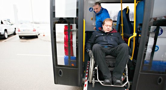 Personām ar invaliditāti plāno palielināt transporta pabalsta apmēru līdz 105 eiro