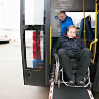 Personām ar invaliditāti plāno palielināt transporta pabalsta apmēru līdz 105 eiro