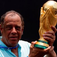 72 gadu vecumā miris Peles pārstāvētās Brazīlijas futbola izlases kapteinis Karluss Albertu