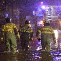 Foto: Vācijas ziemeļu pilsētas vētras dēļ piemeklē spēcīgi plūdi