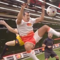Video: Luišs Figu spēlē futbolu bezsvara stāvokli sešu kilometru augstumā
