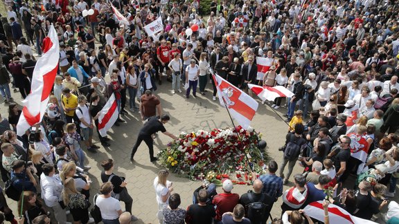 Minskā tūkstošiem cilvēku piemin protestos bojāgājušo - 6