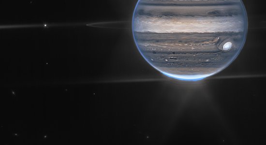 Veba teleskops pārsteidz atkal – grandiozs Jupitera polārblāzmu attēls