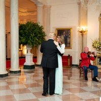 Baltais nams Trampu pāra 15. kāzu gadadienā publisko romantisku foto