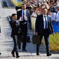 Zelenskis oficiāli kļūst par Ukrainas prezidentu un atlaiž parlamentu