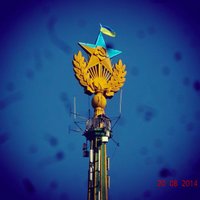 ФОТО: в Москве на высотном здании вывесили украинский флаг