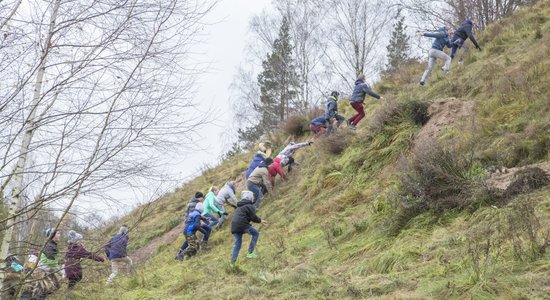 Kņāvu pilskalns, kas ar savu enerģiju spējot novirzīt pat lidmašīnas