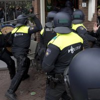 Amsterdamā izceļas sadursmes starp policiju un pret islāmu noskaņotajiem demonstrantiem