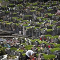 Ķīnā veci cilvēki dara pašnāvību, lai viņiem atrastos vieta kapsētā