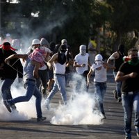 Jeruzalemē pēc nogalinātā palestīniešu jaunieša bērēm izceļas sadursmes; vismaz 60 ievainotie