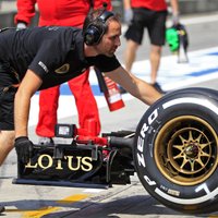 Eklstouns apmaksājis atalgojumu 'Lotus' F-1 komandas darbiniekiem