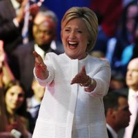 Klintone gatavojas 'dīvainām' debatēm ar Trampu