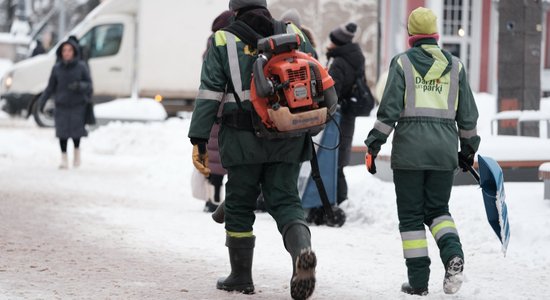 Rīgas 2. slimnīcā trīskāršojies uz ielām traumas guvušo skaits; dakteri aicina neiet laukā