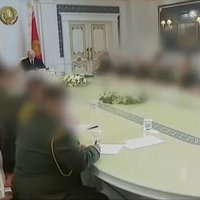 Lukašenko tikšanās ar drošībniekiem TV parādīta ar aizmiglotām sejām