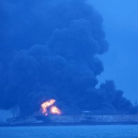 Pēc naftas tankkuģa nogrimšanas pie Ķīnas jūrā izveidojies milzu naftas pleķis