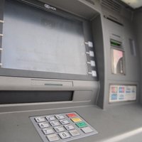 В Латвии продолжает сокращаться количество банкоматов