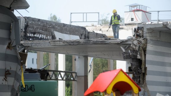 Sākta "Maxima Latvija" Zolitūdes traģēdijā sabrukušā veikala atlikušās ēkas demontāža - 15