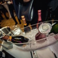 Foto: Vīnmīļu prieks par dzirkstošajām šampanieša krellēm pavasara Burbuļu parādē