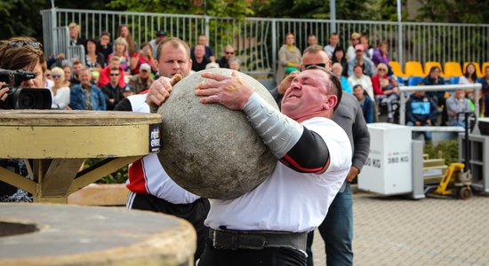 Foto: Latvijas spēkavīri Ventspilī atrāda savas iespaidīgās prasmes