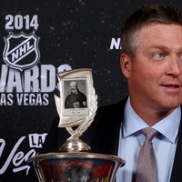 Bijušais vārtsargs Patriks Ruā saņem NHL labākā trenera balvu