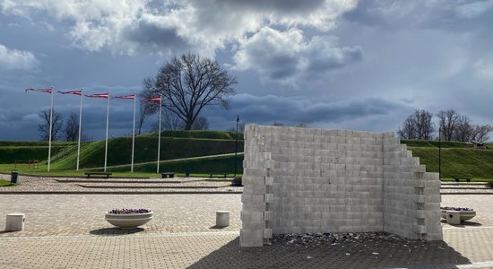 В Даугавпилсе появилась стена разрядки-подзарядки, об которую можно разбить ненужные чашки и тарелки