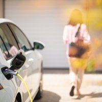 Iekšdedzes auto pret elektrisko: izmaksu salīdzinājums var sagādāt pārsteigumus