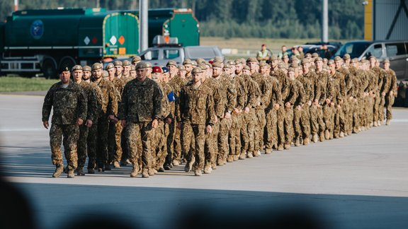 NBS Aviācijas bāzē apbalvo Kosovā dienējušos Latvijas karavīrus - 2