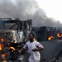 Foto: Lagosā pēc degvielas vedēja avārijas nodeg pussimts automašīnu