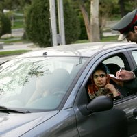 Irānā 'slikti piesegtām' sievietēm turpmāk konfiscēs automašīnas