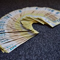 По миллиону в месяц: тысячи клиентов латвийских банков по-прежнему отдают деньги мошенникам