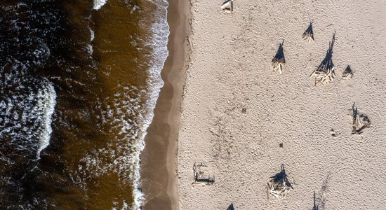 Объем мусора на пляжах Латвии в 10 раз превышает норму ЕС. Самая плохая ситуация – в Майори