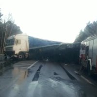 Video un foto: Pie Ainažiem avarē trīs kravas automašīnas
