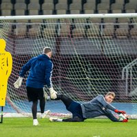 Foto: Latvijas futbolisti iemēģina Skopjes stadiona zālāju