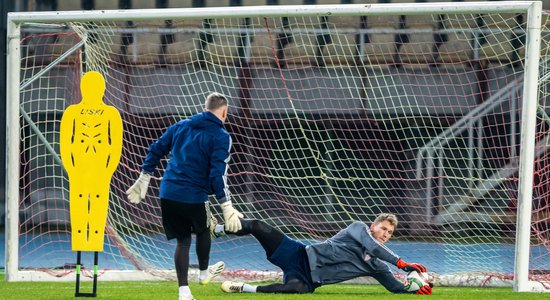 Foto: Latvijas futbolisti iemēģina Skopjes stadiona zālāju