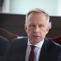 Названы самые большие долги и зарплаты латвийских чиновников в 2017 году