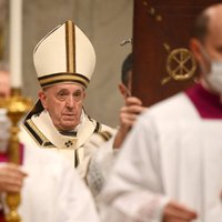 Ватикан разрешил представителям ЛГБТ+ участвовать в крещении и венчании