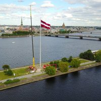 Foto: Uz AB dambja uzstāda augstāko Latvijas karogmastu