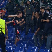 Krievu futbola fani sarīko nekārtības Romā; viens sadurts