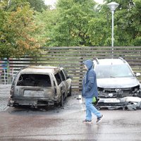 Zviedrijas pilsētās aizdedzināti vairāki desmiti automašīnu