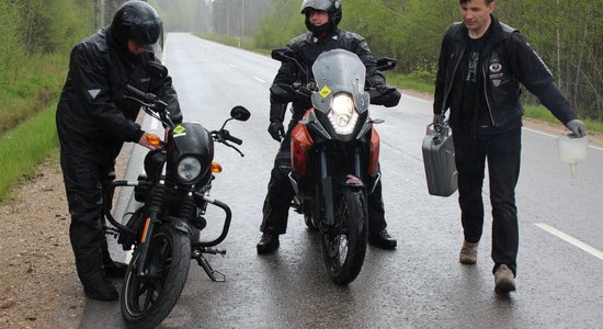 Foto: Kurzemē ducina jaudīgie Latvijas 'Gada motocikla' pretendenti