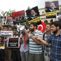 Arī pēc asiņainās apšaudes gāztā Mursi atbalstītāji nepadodas