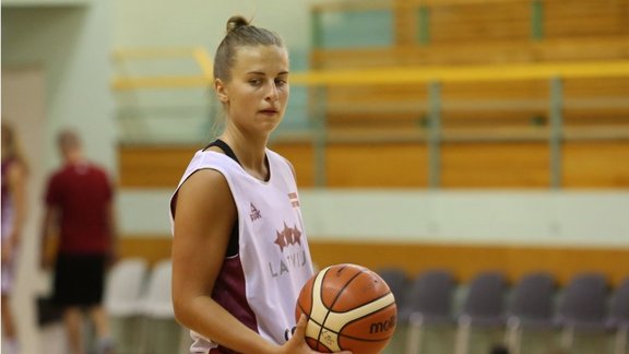 Latvijas sieviešu valstsvienības basketboliste Kitija Laksa atklātajā treniņā Daugavas sporta namā.