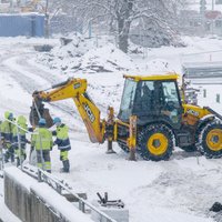 Foto: Mūkusalas promenādē sākas būvdarbi; noņem margas ar PSRS simboliem