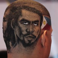 Video: Frizieris klientam uz galvas izskuj Pakjao un Meivezera portretus
