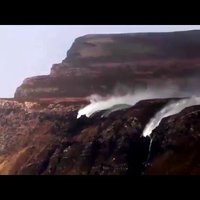 Video: Vētra 'Henrijs' uz brīdi pieveic gravitāciju