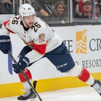 Balinskim iespēja atgriezties NHL – savainojumu guvis 'Panthers' aizsargs Ekblads