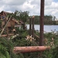 Video: Virpuļviesulis Siguldas novadā gāž kokus un posta jumtus