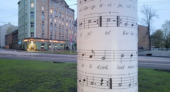Nomainīti kļūdainie Latvijas himnas plakāti galvaspilsētā