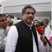 Pakistānas likumdevēji premjera amatā ievēl Šarifa lojālistu