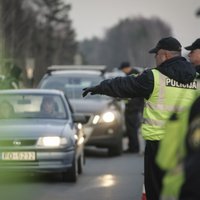 Policija uz ceļiem turpina masveida reidus